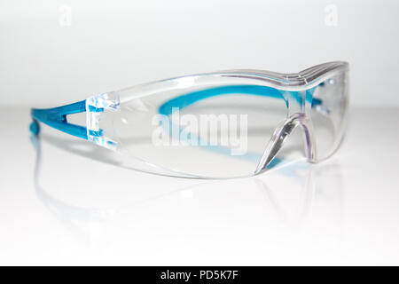 Transparenter Kunststoff Schutzbrille Brille für Staub- und Funkenschutz für ihre Augen auf weißem Hintergrund links Stockfoto