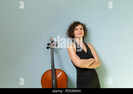 Portrait von junger Cellist, Wand Hintergrund Stockfoto