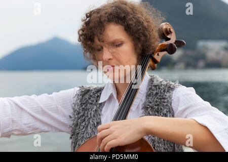 Frau spielt das Cello am Meer Stockfoto