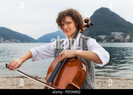 Frau spielt das Cello am Meer Stockfoto