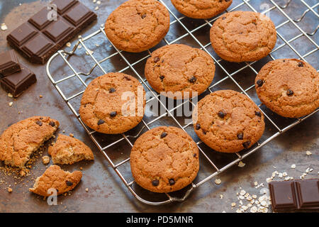 Home frisch gebackene Haferflocken und Chocolate Chips Cookies auf Kühlung Rack. Gesunder Snack für das Frühstück. Selektiver Fokus Stockfoto