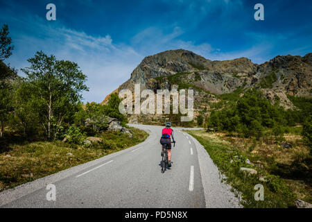 Weibliche Radfahrer erkunden Leka Island, Norwegen. Stockfoto