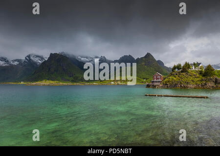 Haus am Ufer des Fjordes, Kabelvag, Lofoten, Norwegen. Stockfoto