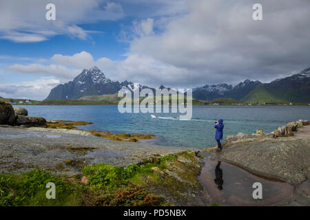 Einsame Person am Ufer eines Fjord, Kabelvag, Lofoten, Norwegen. Stockfoto