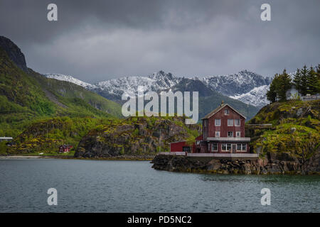 Haus am Ufer des Fjordes, Kabelvag, Lofoten, Norwegen. Stockfoto