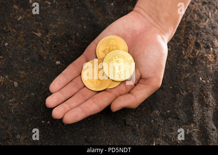 Im Herzen Bitcoin geformte Hand, elektronische virtuelles Geld für Internet Banking und das internationale Netzwerk der Zahlung. Stockfoto