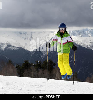 Junge Skifahrer mit Ski Stöcke bei Schnee Sonne Berge und bewölkten grauen Himmel. Kaukasus Berge. Hatsvali, Swaneti Region Georgiens. Quadratisches Bild. Stockfoto