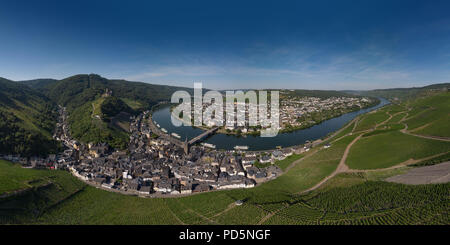 Luftaufnahme von Bernkastel-Kues an der Mosel, Deutschland am Morgen Stockfoto