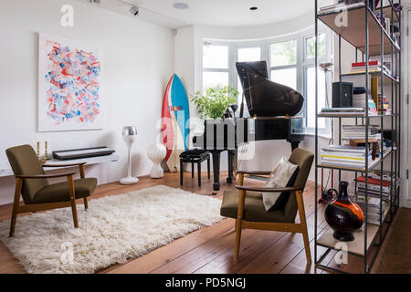 Paar vintage Holz Sessel vor dem Kamin im 18. Jahrhundert Luberon home