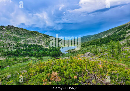 Eine aus sieben sauberste Berg Karakol Seen im Tal am Fuße des Bagatash Pass, Altai Gebirge, Russland. Bewölkt Sommer Landschaft w Stockfoto