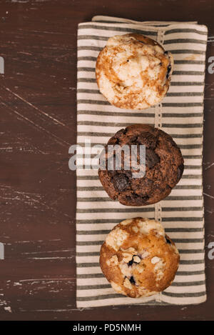 Verschiedene hausgemachte Muffins frisch auf den Tisch Stockfoto