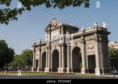 Madrid, Spanien - 4. August 2018: Alcala Tor oder Puerta de Alcala ist ein Monument, das sich in der Plaza de la Independencia in Madrid, Spanien Stockfoto