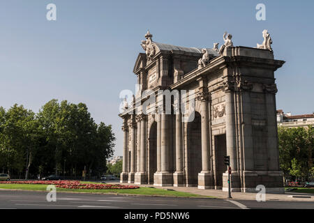 Madrid, Spanien - 4. August 2018: Alcala Tor oder Puerta de Alcala ist ein Monument, das sich in der Plaza de la Independencia in Madrid, Spanien Stockfoto