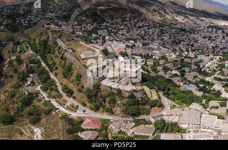 Gjirokastër ist eine Stadt im südlichen Albanien. Die Altstadt ist UNESCO-Weltkulturerbe, beschrieben als ein seltenes Beispiel einer gut erhaltenen osmanischen Stadt. Stockfoto