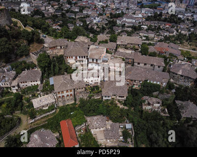 Gjirokastër ist eine Stadt im südlichen Albanien. Die Altstadt ist UNESCO-Weltkulturerbe, beschrieben als ein seltenes Beispiel einer gut erhaltenen osmanischen Stadt. Stockfoto