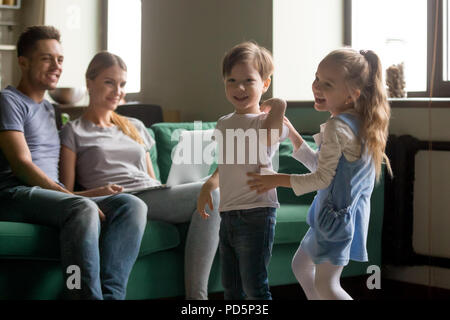 Gerne aktive Kinder Bruder und Schwester lachen Spaß togethe Stockfoto