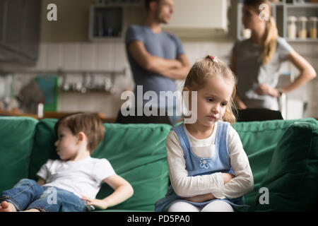 Verärgert kleines Mädchen traurig nach Kampf mit Bruder Stockfoto