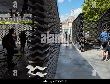 In Pavillon auf die Serpentine Gallery mit Menschen. Serpentine Pavillon im Sommer 2018, London, Vereinigtes Königreich. Architekt: Frida Escobedo, 2018. Stockfoto