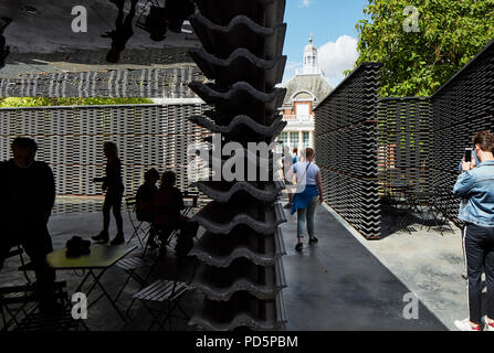 In Pavillon auf die Serpentine Gallery mit Menschen. Serpentine Pavillon im Sommer 2018, London, Vereinigtes Königreich. Architekt: Frida Escobedo, 2018. Stockfoto