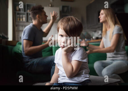 Trauriges Kind Sohn Langeweile und der Eltern müde kämpfen Stockfoto