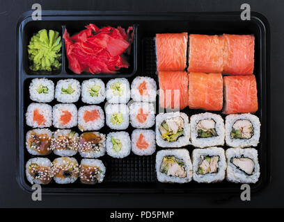 Große Anzahl von japanischen Rollen auf einer schwarzen Kunststoffplatte Stockfoto