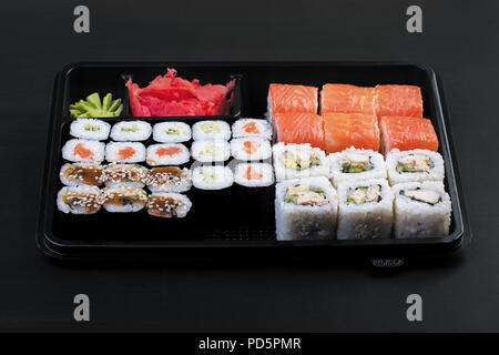 Große Anzahl von japanischen Rollen auf einer schwarzen Kunststoffplatte Stockfoto