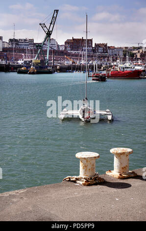 Trimaran in Ramsgate Hafen vor der Royal Yacht Club kent England Stockfoto