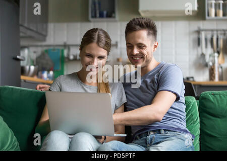 Glückliches Paar lachend auf Laptop gemeinsam Lustig Stockfoto