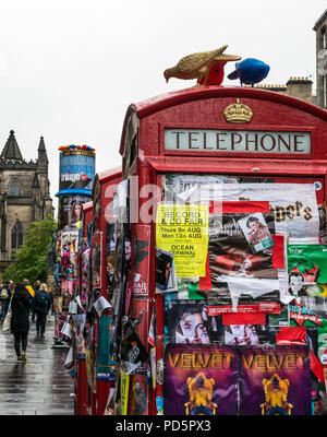 Virgin Money gesponserten Outdoor fringe Venue, Royal Mile, Edinburgh, Schottland, Großbritannien mit Stillgelegten rote Telefonzellen in Randzonen Flyer abgedeckt Stockfoto