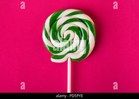 Ein twisted Lollipop auf gelbem Hintergrund Stockfoto