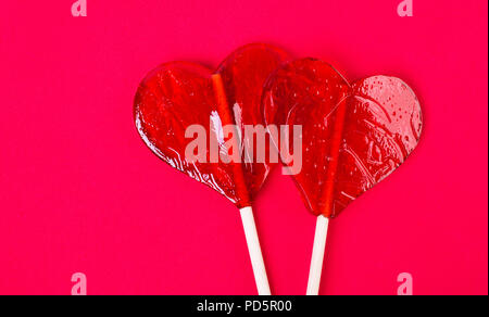 Zwei candy Herz Form auf rosa Hintergrund Stockfoto