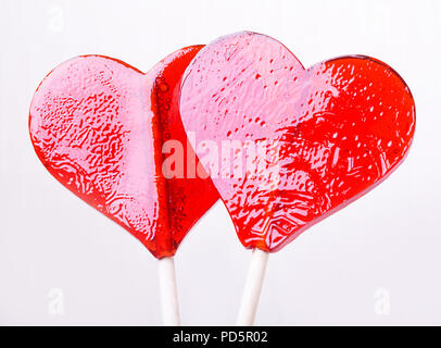 Zwei candy Herz Form auf weißem Hintergrund Stockfoto