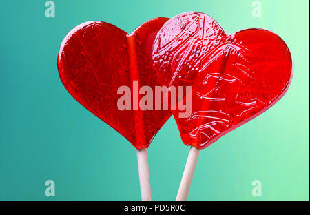 Zwei candy Herz Form auf blauem Hintergrund Stockfoto
