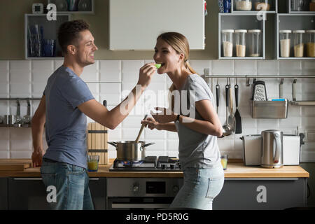 Happy romantisches Paar Spaß in der Küche genießen Vorbereitung f Stockfoto