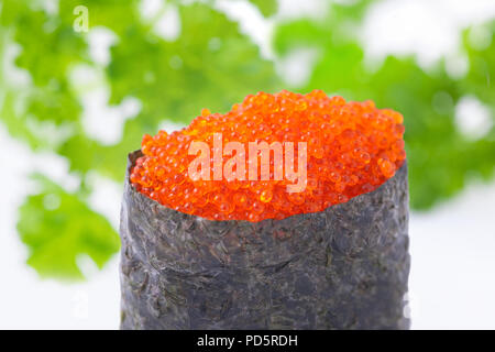 Japaner vor uns Sushi mit orange Kaviar Stockfoto