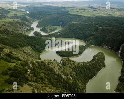 Die Uvac Schlucht in Südserbien ist besonders bekannt für verschanzt schlängelt sich in einem 100 m (330 ft) tiefe Schlucht. Stockfoto