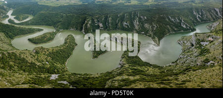 Die Uvac Schlucht in Südserbien ist besonders bekannt für verschanzt schlängelt sich in einem 100 m (330 ft) tiefe Schlucht. Stockfoto