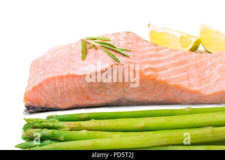 Gedünsteter Lachs und Spargel auf einer weißen Platte Stockfoto