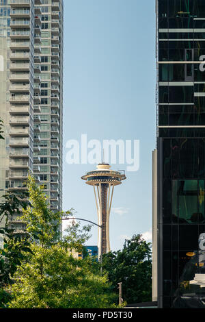 Seattle, Washington, USA - Juli 6, 2018: Space Needle Turm Blick auf den Hintergrund zwischen zwei Wolkenkratzern, Seattle, Washington, USA Stockfoto