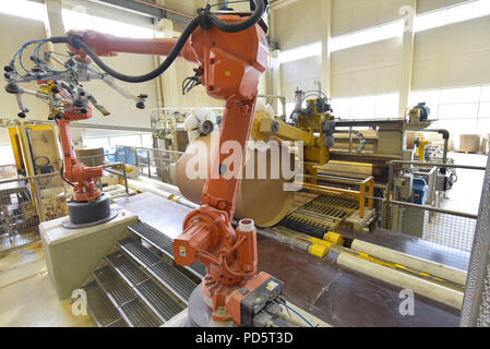 Industrielle Roboter in eine Papierfabrik - Automatisierung in einem modernen Werk - Recycling von Altpapier Stockfoto