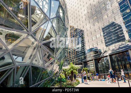 Seattle, Washington, USA - Juli 6, 2018: Der Amazonas Welt Hauptsitz Campus Sphären Terrarien und Tag ein Turm mit Menschen in der Innenstadt von Meer entfernt Stockfoto