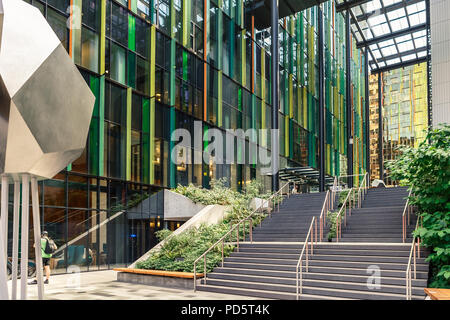 Seattle, Washington, USA - Juli 6, 2018: Die Treppe zwischen Doppler- und Konferenz Zentrum des Amazonas Welt Hauptsitz Campus in der Innenstadt von Meer entfernt Stockfoto