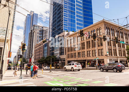 Seattle, Washington, USA - Juli 6, 2018: Die Kreuzung der Pine Street und der 3. Avenue in der Innenstadt von Seattle, Washington, USA Stockfoto