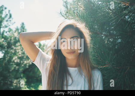 Close-up junge Frau mit schönen Gesicht verfügt über Sonne genießen. Stockfoto