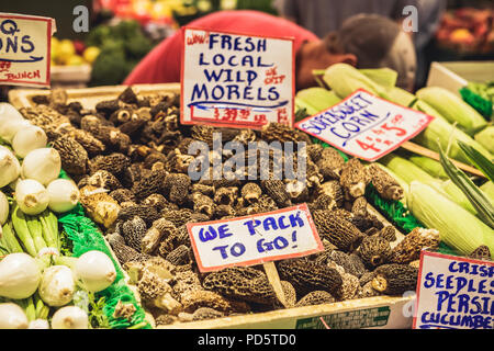 Seattle, Washington, USA - Juli 6, 2018: Frische lokale Wild Morcheln Verkauf at Pikes Place Market in Seattle, Washington, USA Stockfoto
