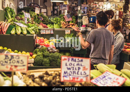 Seattle, Washington, USA - Juli 6, 2018: Frisches Obst und Gemüse zum Verkauf at Pikes Place Market in Seattle, Washington, USA angeboten Stockfoto