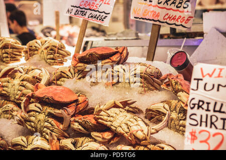 Seattle, Washington, USA - Juli 6, 2018: Raw Krabben für Verkauf an den Pike Place Fish Market in Seattle, Washington, USA Stockfoto