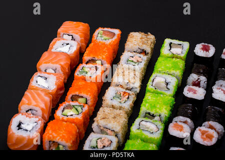 Big Sushi auf schwarzem Hintergrund / Draufsicht Nahaufnahme Makro schießen eingestellt Stockfoto
