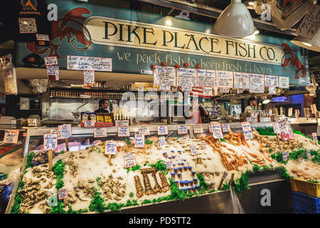 Seattle, Washington, USA - Juli 6, 2018: Die Vielfalt der Meeresfrüchte verkauft bei Pike Place Fish Market in Seattle, Washington, USA Stockfoto