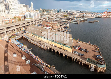 Seattle, Washington, USA - Juli 6, 2018: Blick auf Seattle Waterfront von großen Riesenrad, Seattle, Washington, USA Stockfoto